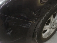 バンパー・ボンネットの修理事例：ダーク系の車についたガッツリキズも、すっきりキレイに直ります！
