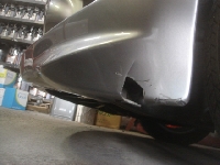 バンパー・ボンネットの修理事例：フロントバンパーにボッコリ大きな穴が・・・。