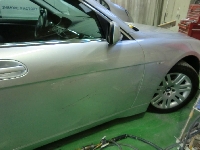 外車の修理・メンテの修理事例：左フロントフェンダ、フロントドア凹み補修
