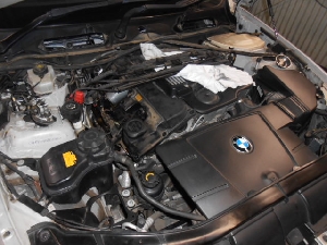 エンジン・ミッション周りの修理事例：BMW 320i オイルもれ修理　タペットカバーパッキン交換