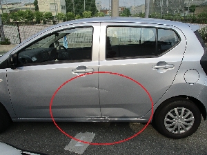 自動車保険を使った修理の修理事例：助手席側ドア損傷　ドア交換　鈑金修理　保険使用