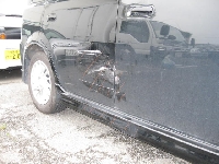 自動車保険を使った修理の修理事例：右フロントドア〜リヤドアにかけての損傷
