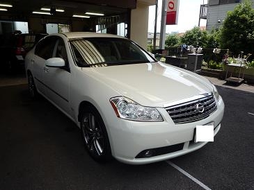 車の修理事例と修理費用 日産 フーガ愛車のドレスアップエアロパーツ エンブレム交換 No 1193車修理のリペアナビ