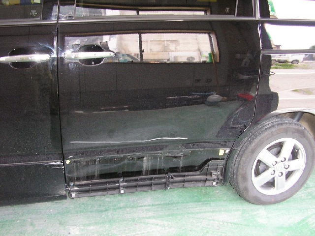 車の修理事例と修理費用 トヨタ ヴォクシー修理内容で見る小さなキズ ヘコミ 車両保険を使用してスライドドア交換ステップ鈑金です No 1233車修理 のリペアナビ