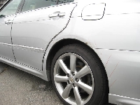 自動車保険を使った修理の修理事例：左側リヤドア、クォータ、リヤバンパー、ホイル損傷