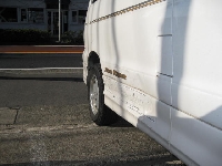 自動車保険を使った修理の修理事例：右側サイドパネル、リヤバンパー鈑金塗装