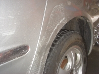 ドア・フェンダーの修理事例：ザザ^〜とやってしまったタイヤ周りのスリ傷修理！