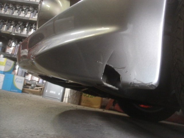 車の修理事例と修理費用 ホンダ フィット フロントバンパーにボッコリ大きな穴が No 1955車修理のリペアナビ