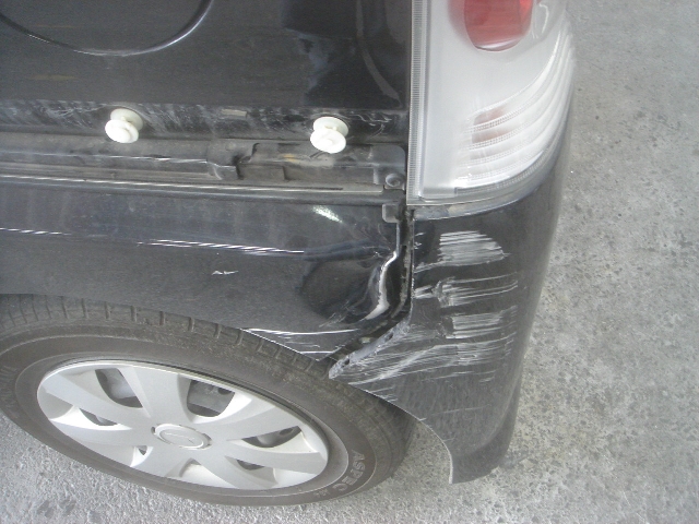 車の修理事例と修理費用 ダイハツ タント修理内容で見る小さなキズ ヘコミ 黒い車のザザッと傷も ピカッ と美しく仕上げます No 2302車修理 のリペアナビ