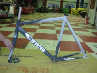 小さなキズ・ヘコミの修理事例：自転車のフレームのキズをペイント修理
