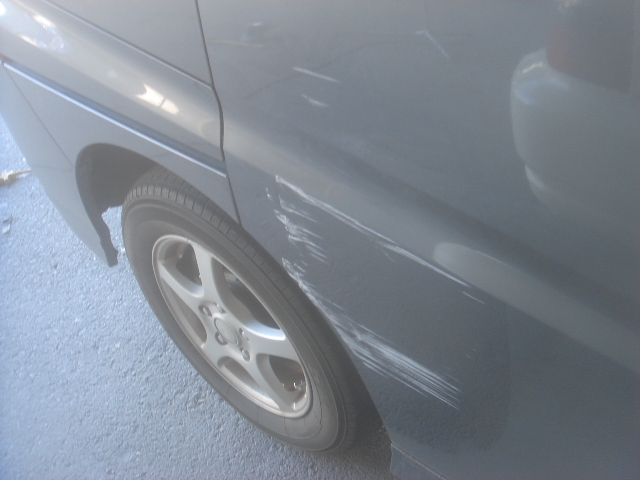 車の修理事例と修理費用 ホンダ ステップワゴン修理内容で見る小さなキズ ヘコミ 塗料ベッタリの擦り傷も 3日間で元通り No 2514車 修理のリペアナビ