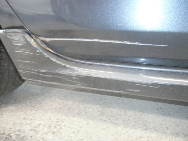 車の修理事例と修理費用 マツダ アクセラ修理内容で見る小さなキズ ヘコミ リヤドア サイドステップのキズ修理 No 2802車修理のリペアナビ