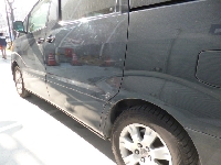 自動車保険を使った修理の修理事例：スライドドア〜クォーターにかけて凹みが・・・・