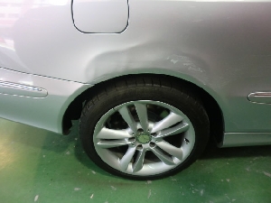 外車の修理・メンテの修理事例：右リヤクォーター鈑金