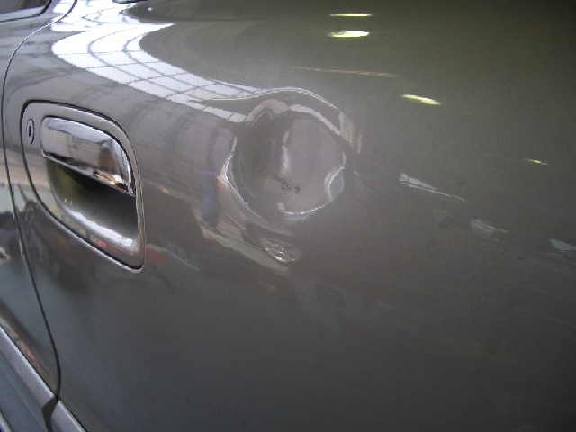 車の修理事例と修理費用 ボルボ ｖ70修理内容で見る小さなキズ ヘコミ デントリペアでの修理 右フロントドアに8 以上の凹み No 753車 修理のリペアナビ