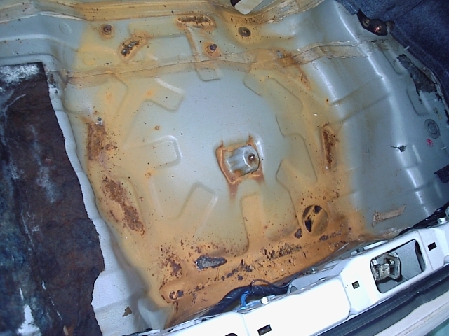 錆をもって錆を制す トランクの浸水処理 お役立ち情報 自動車 修理の情報サイト リペアナビ