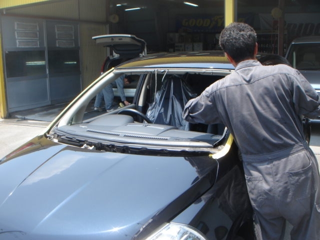 フロントガラスを格安交換　～交換しなくちゃ車検が… 少しでも出費を抑えたい～ の写真3