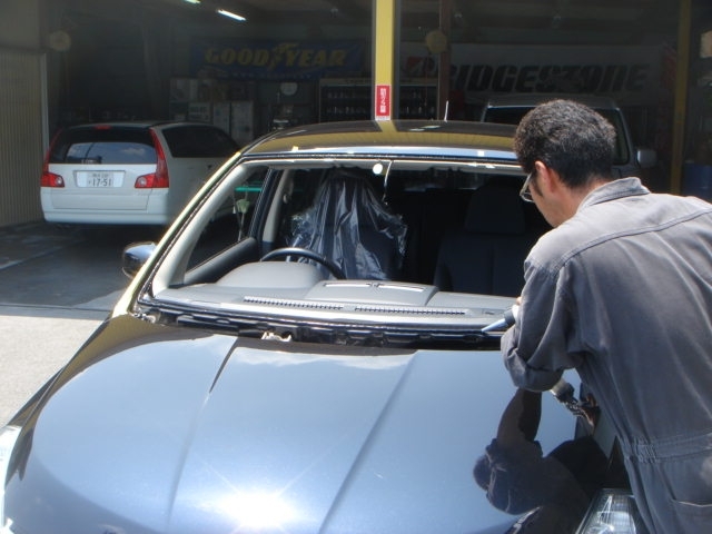 フロントガラスを格安交換　～交換しなくちゃ車検が… 少しでも出費を抑えたい～ の写真4