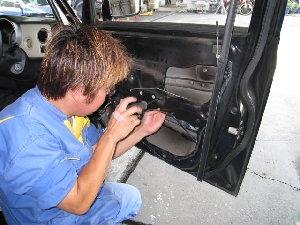 館林市　車検・車修理　大久保モータースへ丁寧をモットーに充実した設備の工場にてお客様の愛車を安心して運転できるようにしっかりと整備いたします。車検・板金・塗装・自動車保険、お客様のさまざまなご要望に対応しております。