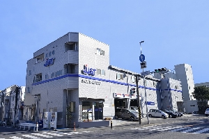 神奈川県横浜市のジャストオートリーシング。年間1200台を越える鈑金修理を手掛けています